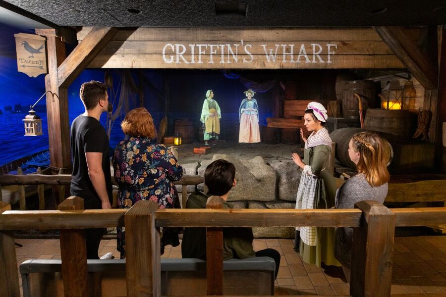 Boston: Boston Tea Party Ships and Museum Interactive Tour - 3D Holograms and Live Arguments Inside the Museum