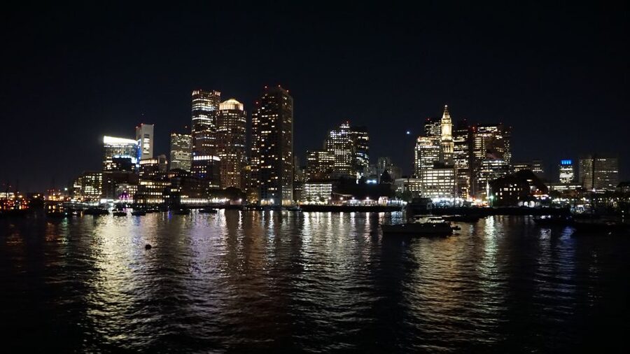Boston: Cocoa and Carols Holiday Cruise - Meeting at 60 Rowes Wharf: The Fastest Way to Start Enjoying