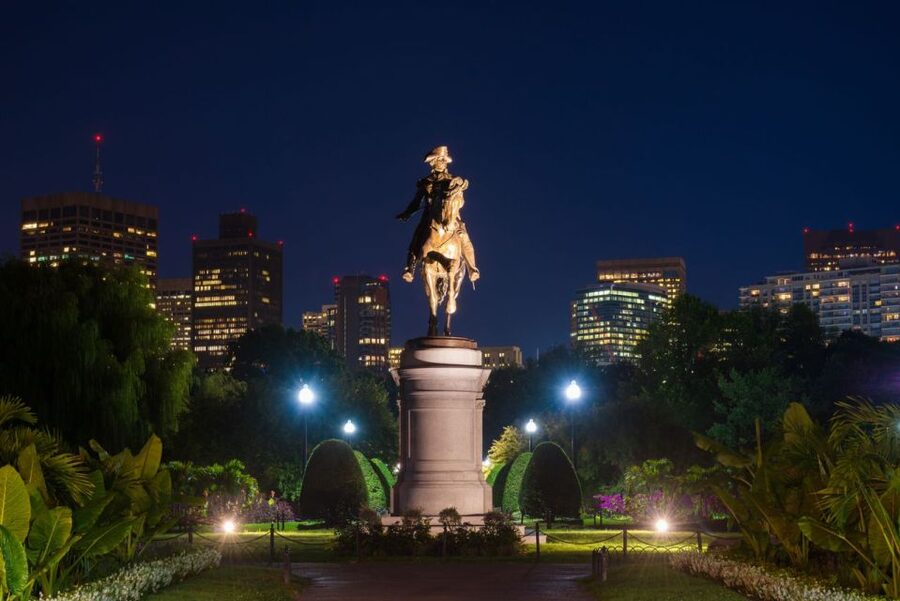 Boston: Haunted Pub Crawl of Historic Pubs and Taverns - Rain, volume, and group energy you should be ready for