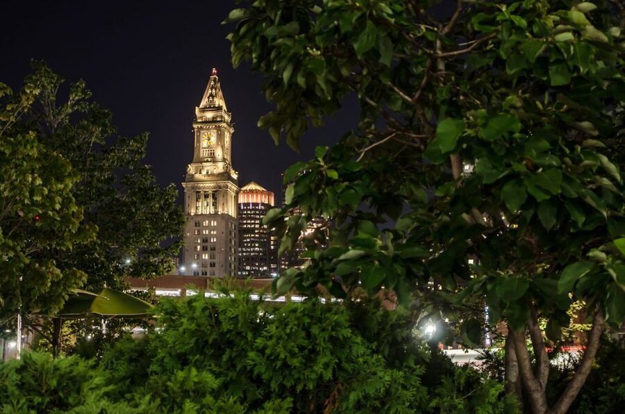 Boston: Haunted Pub Crawl of Historic Pubs and Taverns - Getting started outside the Samuel Adams statue