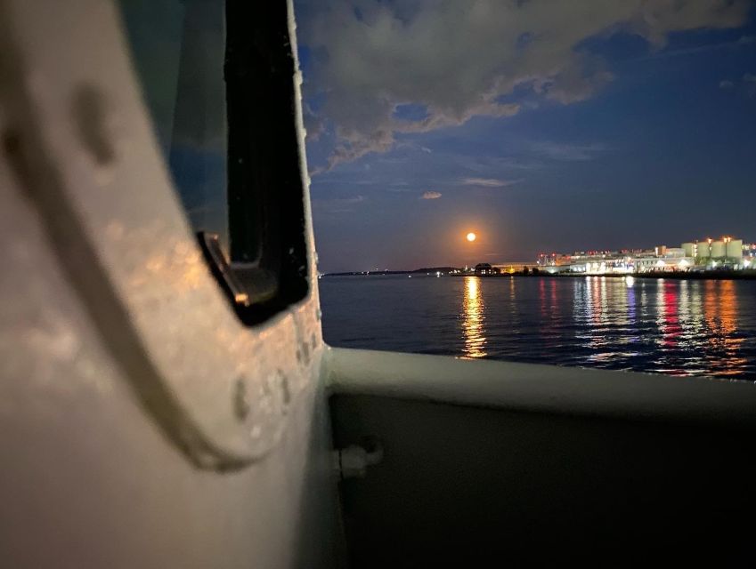 Boston: Scenic Moonlight Harbor Cruise - North End on the way back: finishing with atmosphere