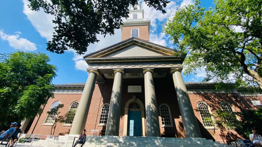 Harvard: America's oldest university - walking tour in French - The Harvard Yard Focus: Old Buildings, Real Traditions, No Door-Nudging