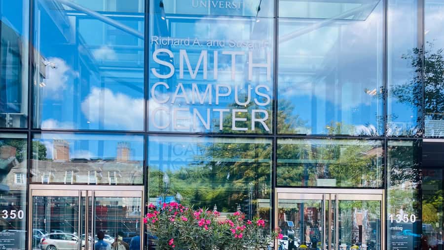 Harvard: America's oldest university - walking tour in French - John Harvard Statue and Campus Legends You Can Actually Point At