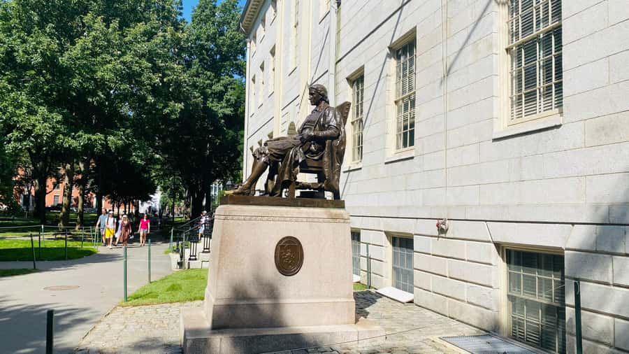 Harvard: America's oldest university - walking tour in French - Small Group (Max 15) Advantage: Better Hearing, More Questions
