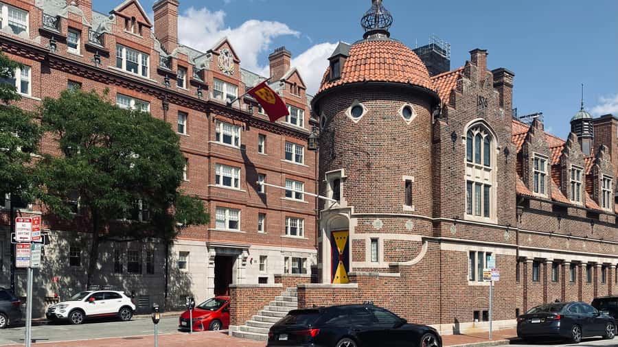 Harvard: America's oldest university - walking tour in French - Meeting at Smith Campus Center Near Harvard Square (and Finding Your Guide Fast)