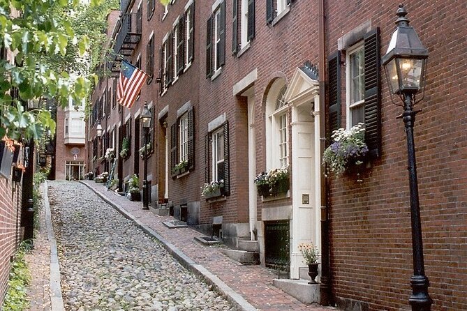 Private 1.5-Hour Freedom Trail Walking Tour with Costumed Guide - Freedom Trail, with a costumed guide (and actual momentum)