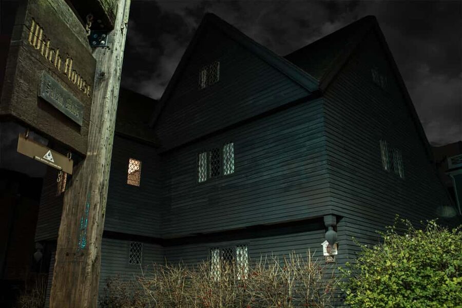 Salem: Boos and Brews Haunted Pub Crawl - Where You Start: East India Square and the Lantern Look