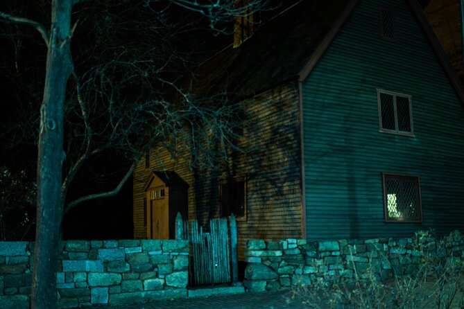Salem Booze and Brews Haunted Pub Crawl by US Ghost Adventures - The 90-minute rhythm: 30-minute bar stops plus short spooky pauses