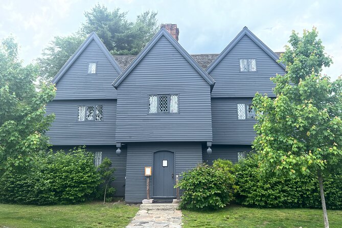 Salem Movie Magic Tour: Hocus Pocus and Bewitched locations - Stop 3: Salem Old Town Hall, Elias Hasket Derby, and Party-Scene Energy