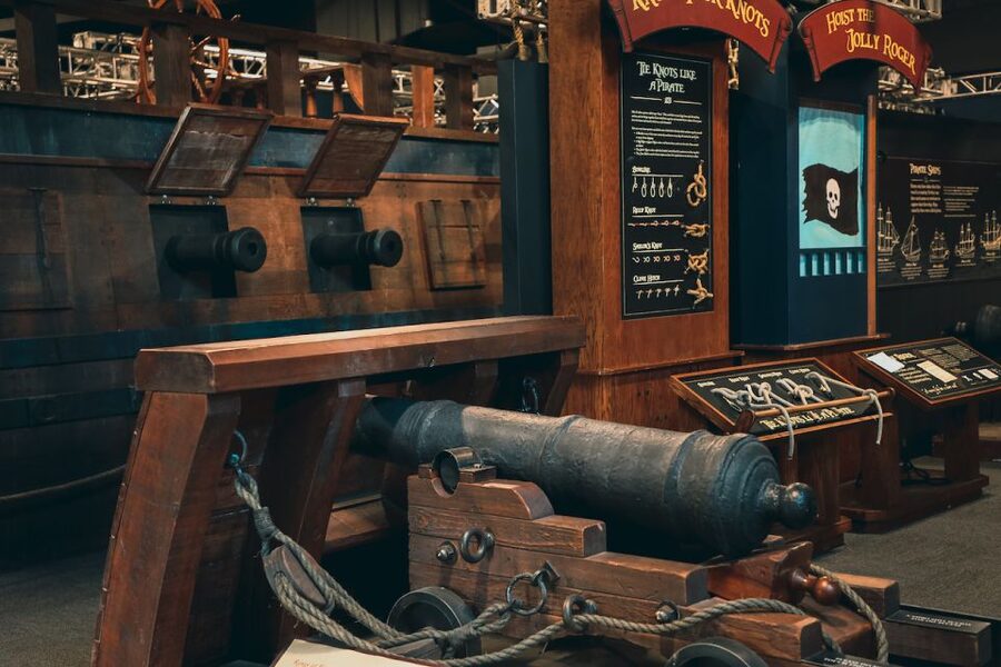 Salem: Pirate Museum with Authentic Treasures Entry Ticket - Enter Real Pirates Salem halfway down the building