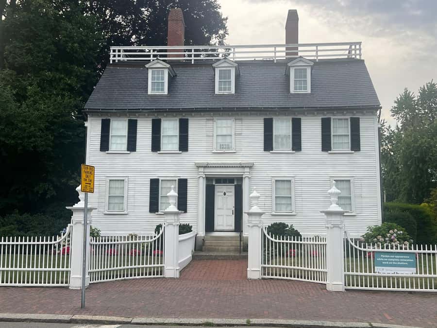 Salem: Witch Trial History and Salem Haunts Walking Tour - Haunts and History Together: Buildings, Cemeteries, and Former Jails